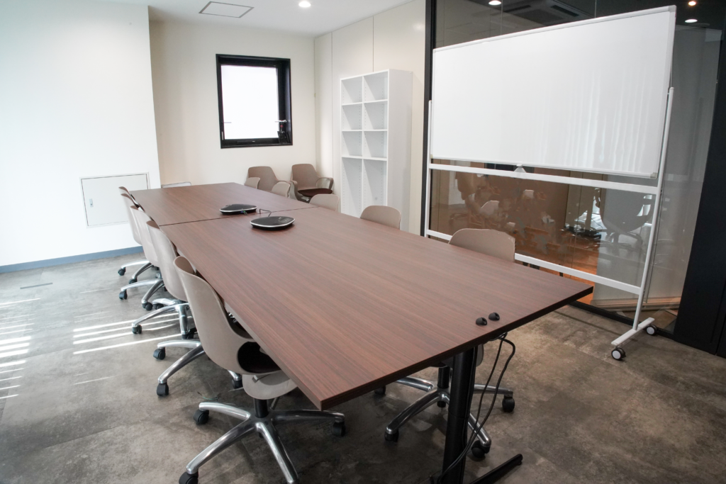 株式会社AppBrewのオフィスの会議スペース