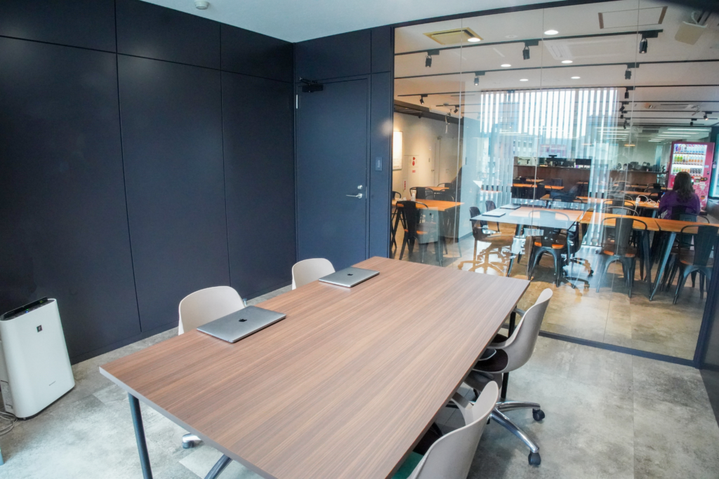 株式会社AppBrewのオフィスの会議スペース