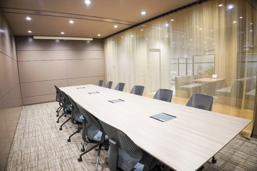 ライク株式会社のオフィスの会議スペース