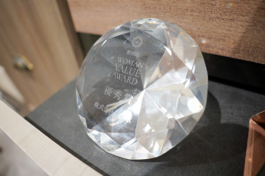 株式会社ライボが受賞したWOMAN's VALUE AWARD優秀賞のトロフィー