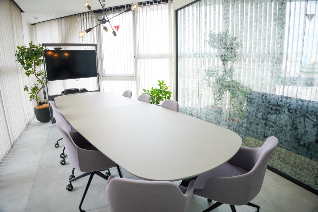 株式会社グラフトンノートのオフィスの会議スペース