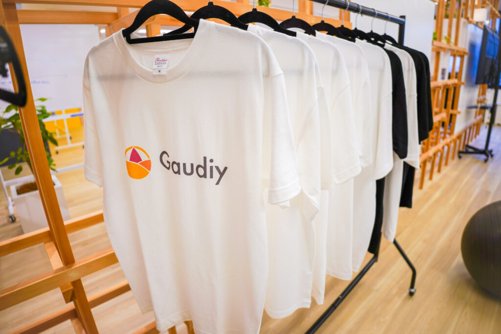 株式会社GaudiyのオリジナルTシャツ