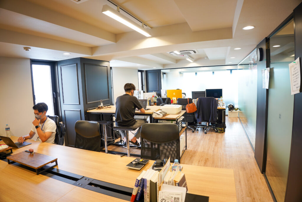 株式会社TOMAPのオフィスの執務スペース