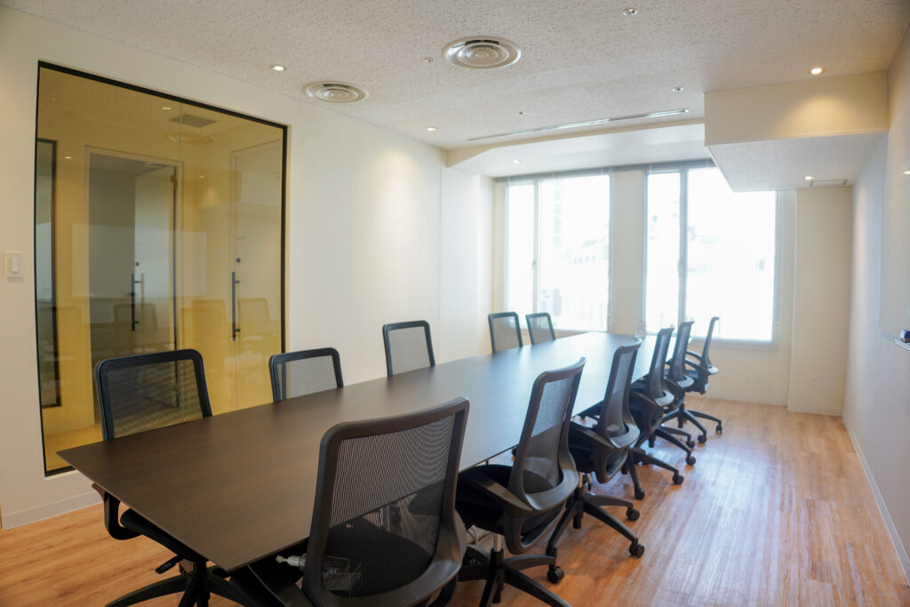 テモナ株式会社のオフィスのミーティングスペース