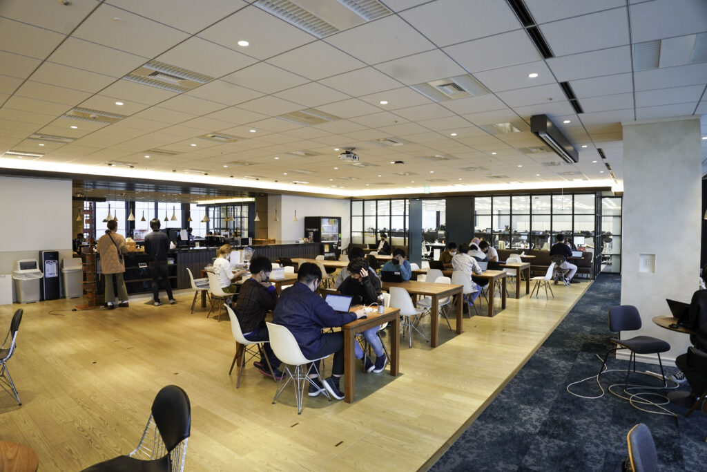 レバレジーズ株式会社のオフィスのカフェスペース