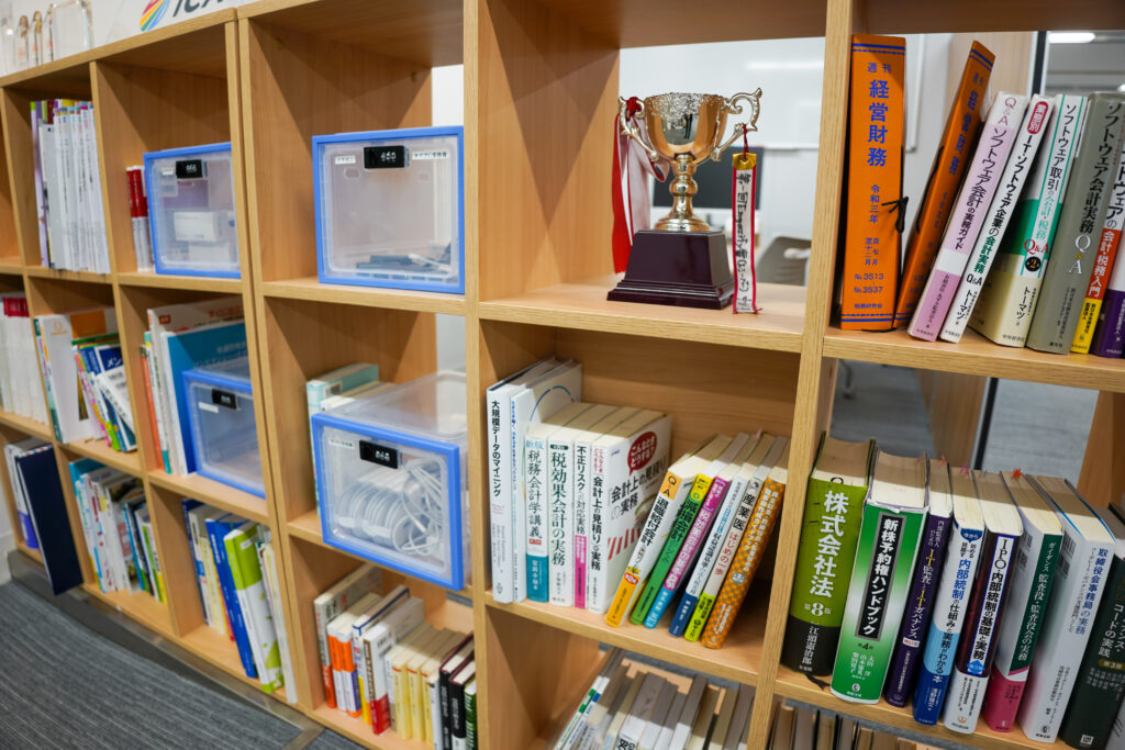株式会社iCAREのオフィスの図書スペース