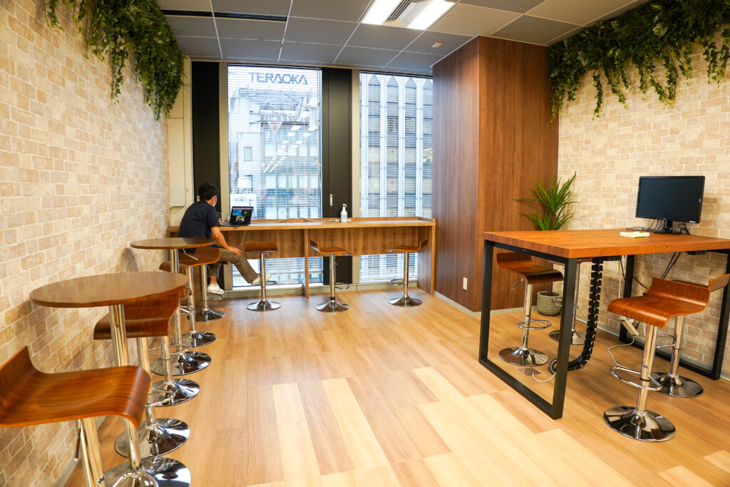 株式会社brabesoftのオフィスのカフェのようなスペース