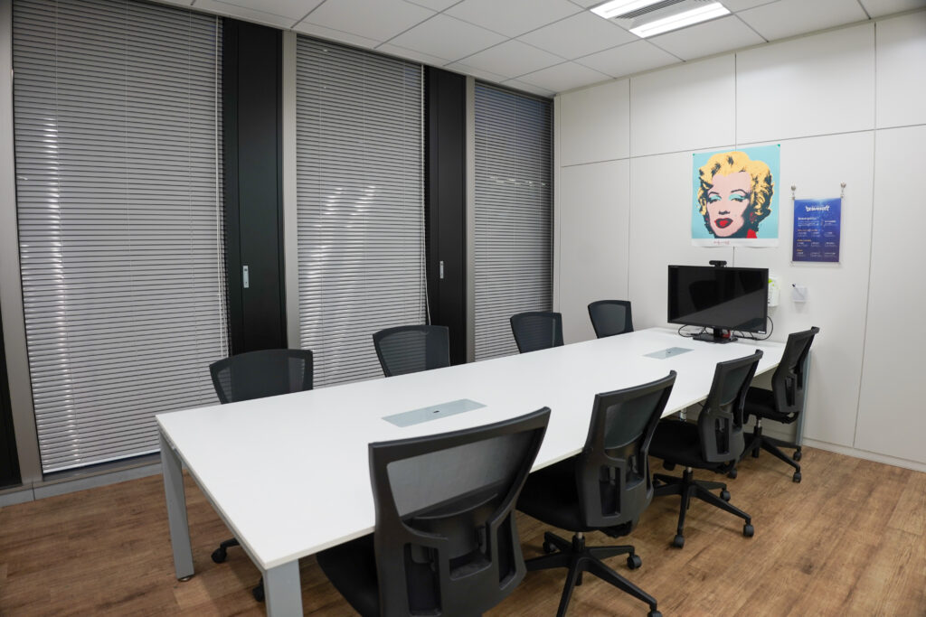 株式会社brabesoftのオフィスの会議室エリア