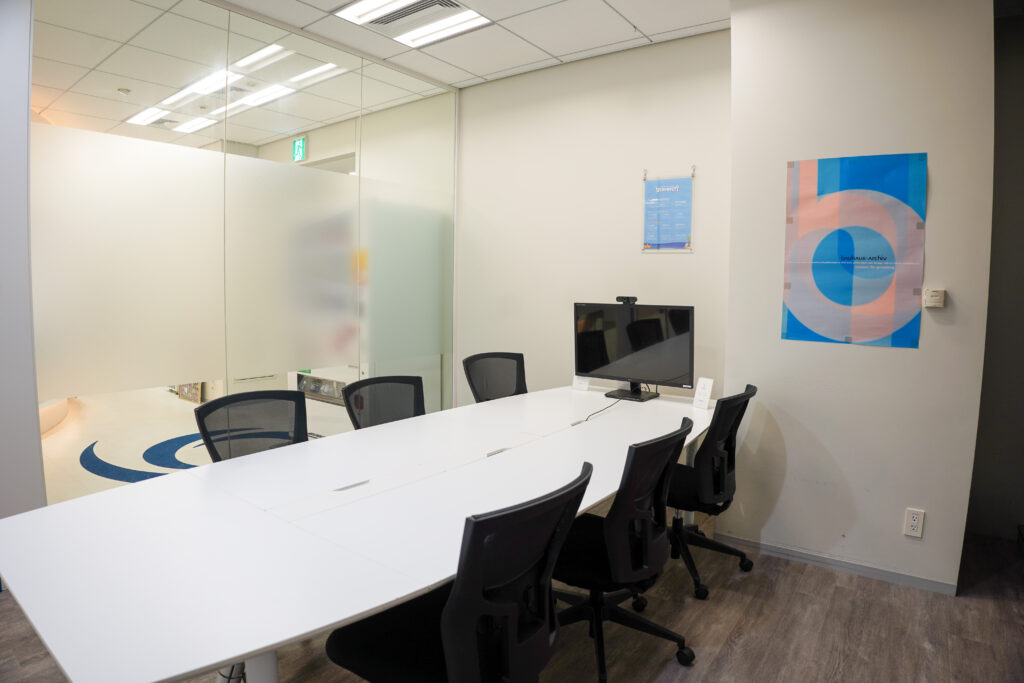 株式会社brabesoftのオフィスの会議室エリア