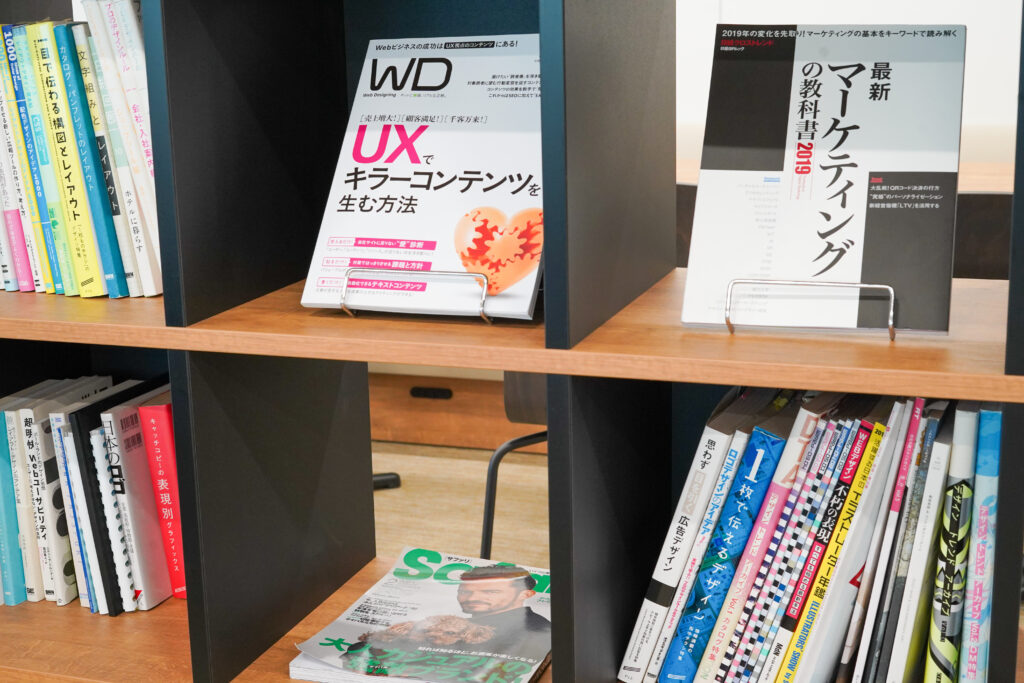株式会社Wizのオフィスの書籍コーナー