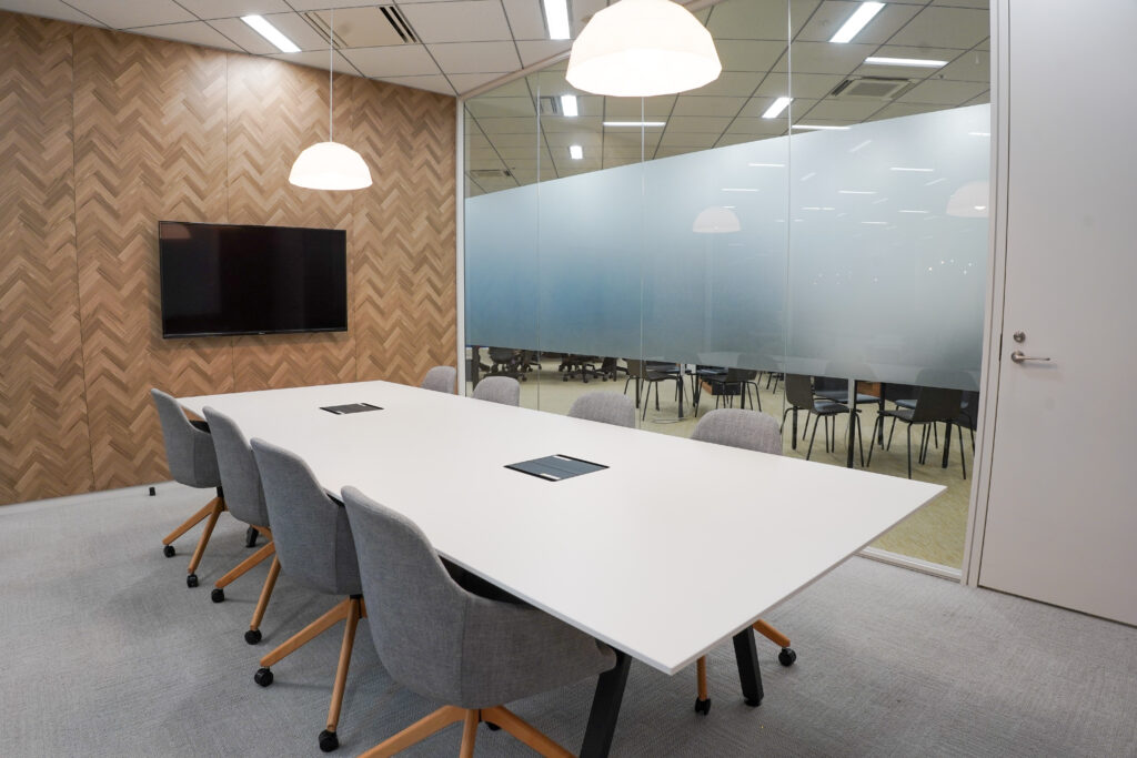 株式会社Wizのオフィスの会議スペース