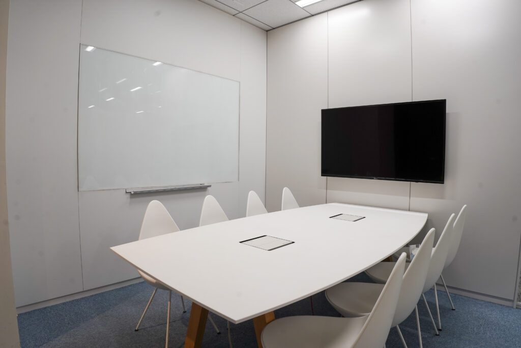 株式会社Wizのオフィスの会議スペース