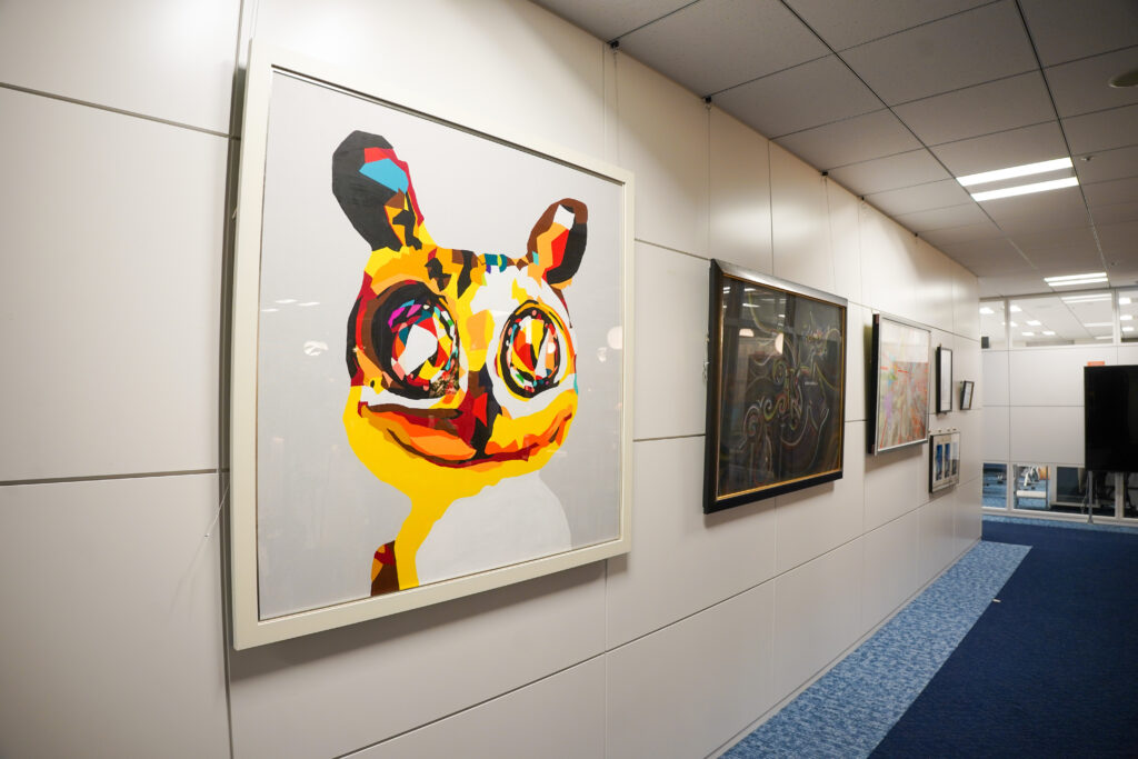 デジタルハリウッド株式会社に飾られているアート作品「にゃんこリーダー」
