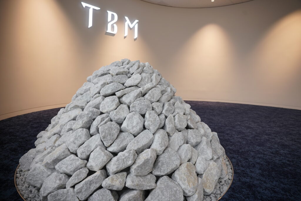 株式会社TBMのオフィスにある石灰石のモニュメント