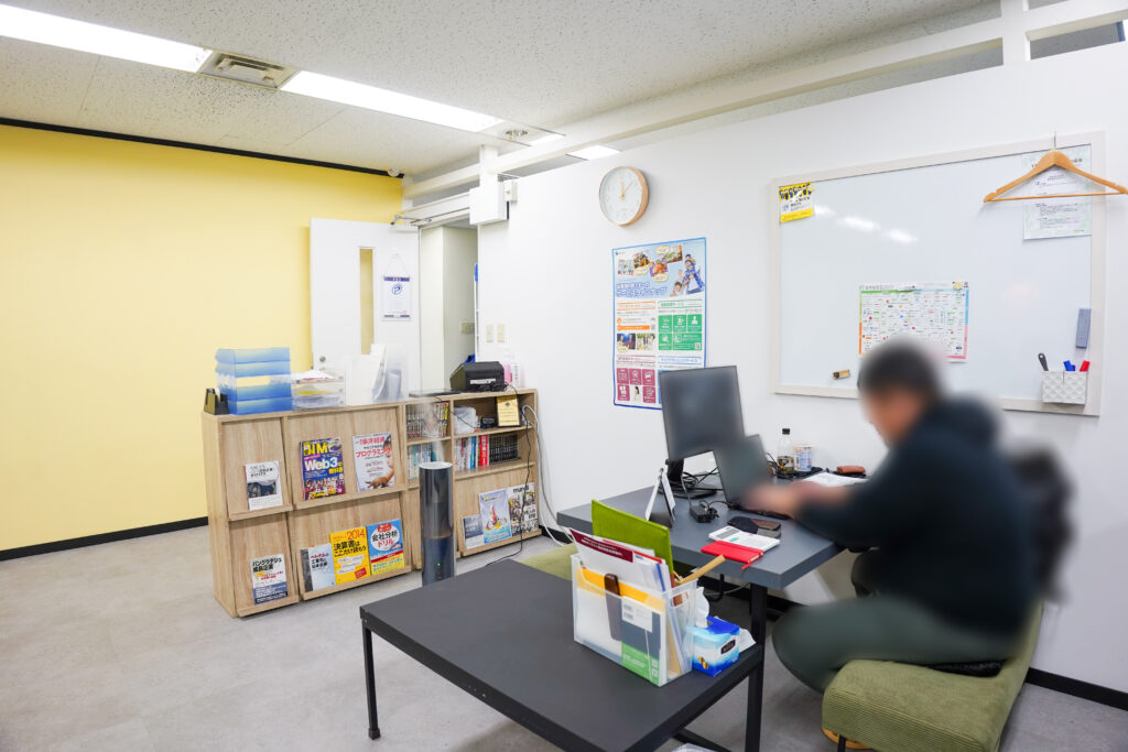 株式会社はばたーくのオフィスのベンチスペース