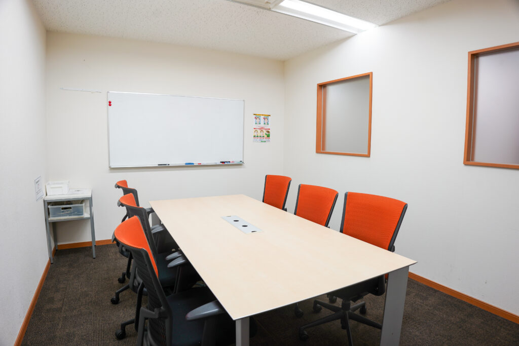 株式会社はばたーくのオフィスの会議室