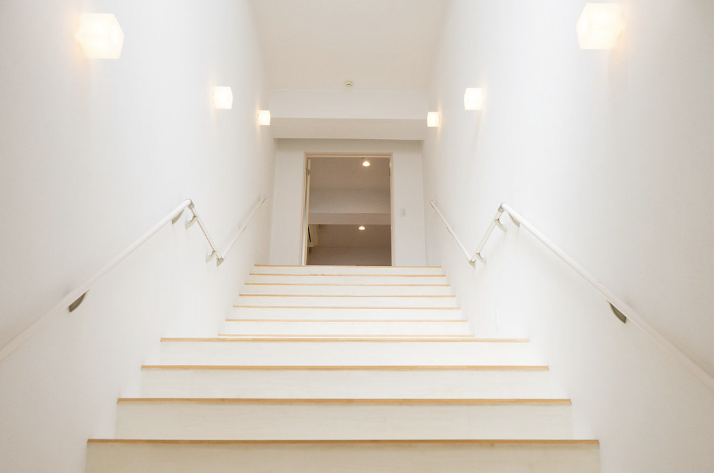 シンプルフォーム株式会社のオフィスの階段