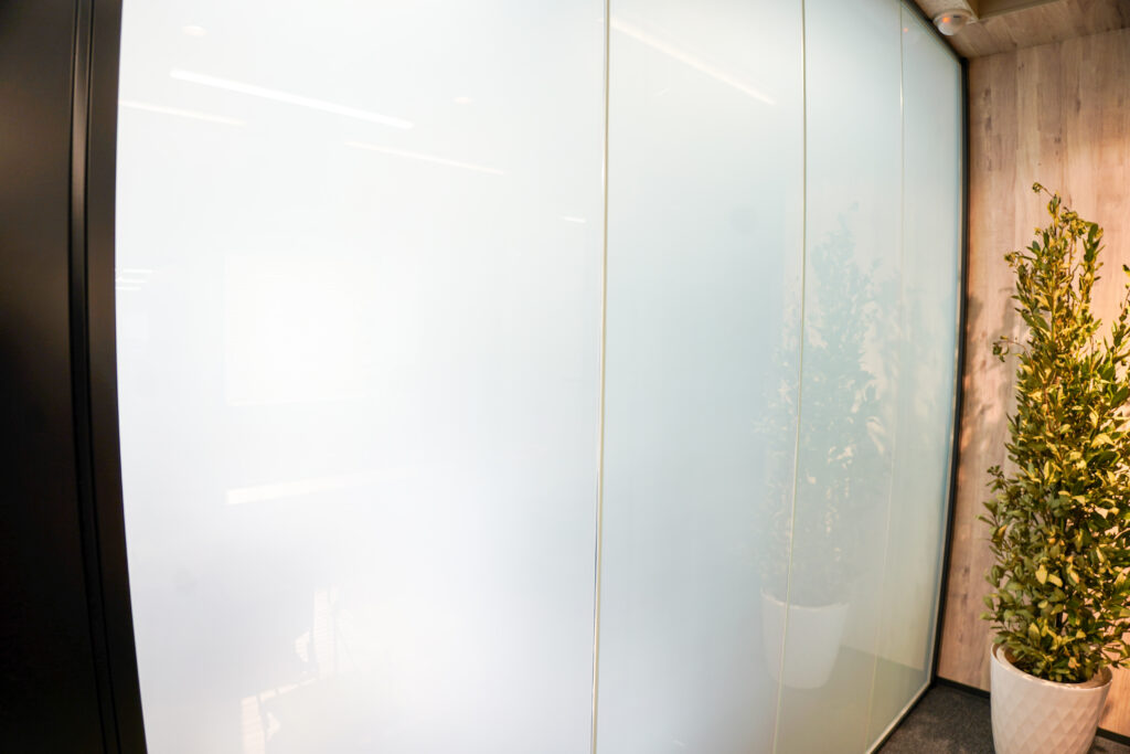 ライトアーム株式会社のオフィスにあるガラス窓