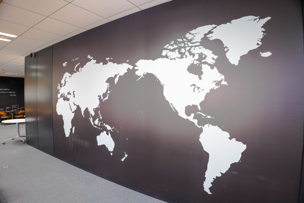 株式会社ホットリンクのオフィスの壁に描かれた世界地図