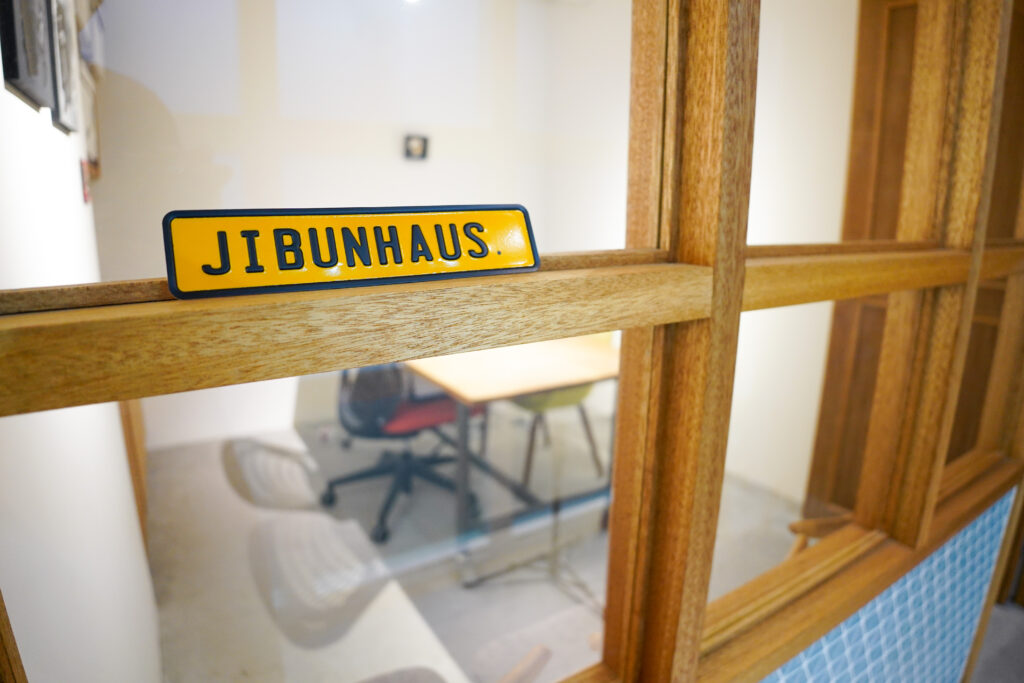 JIBUN HAUS.株式会社のオフィスのミーティングルーム