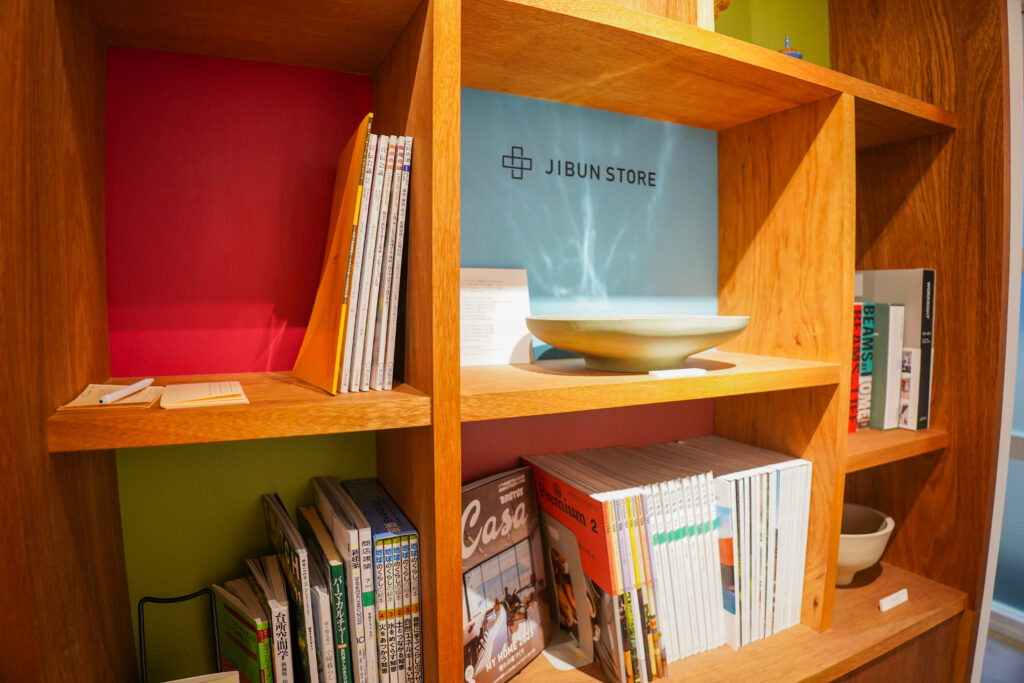 JIBUN HAUS.株式会社のオフィスの図書スペース