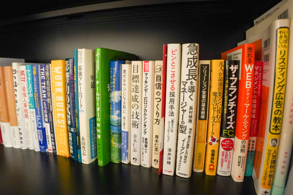 株式会社emologyのオフィスの図書館コーナー