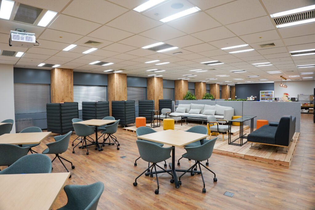 株式会社ラクスのオフィスのカフェスペース