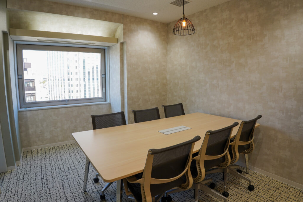 トップ産業株式会社のオフィスの会議室