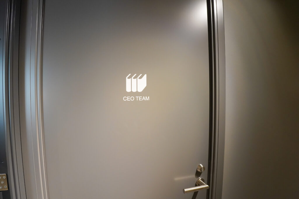 株式会社アットオフィスのCEO TEAM部屋