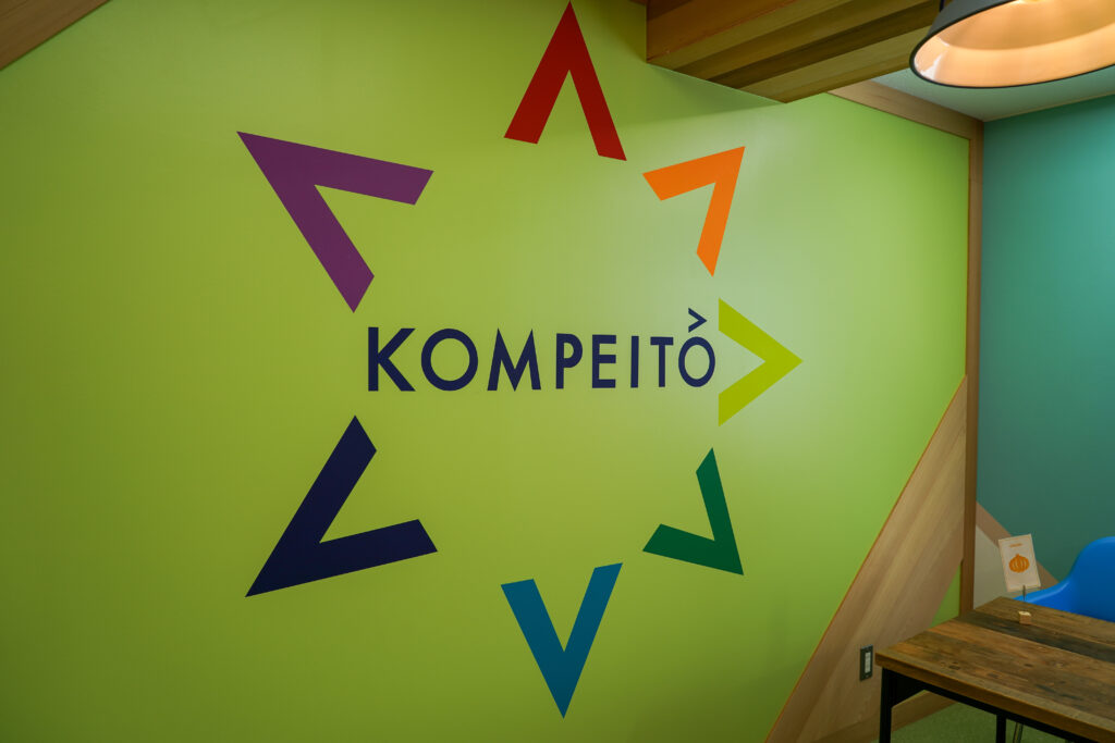 株式会社KOMPEITOのミーティングスペース