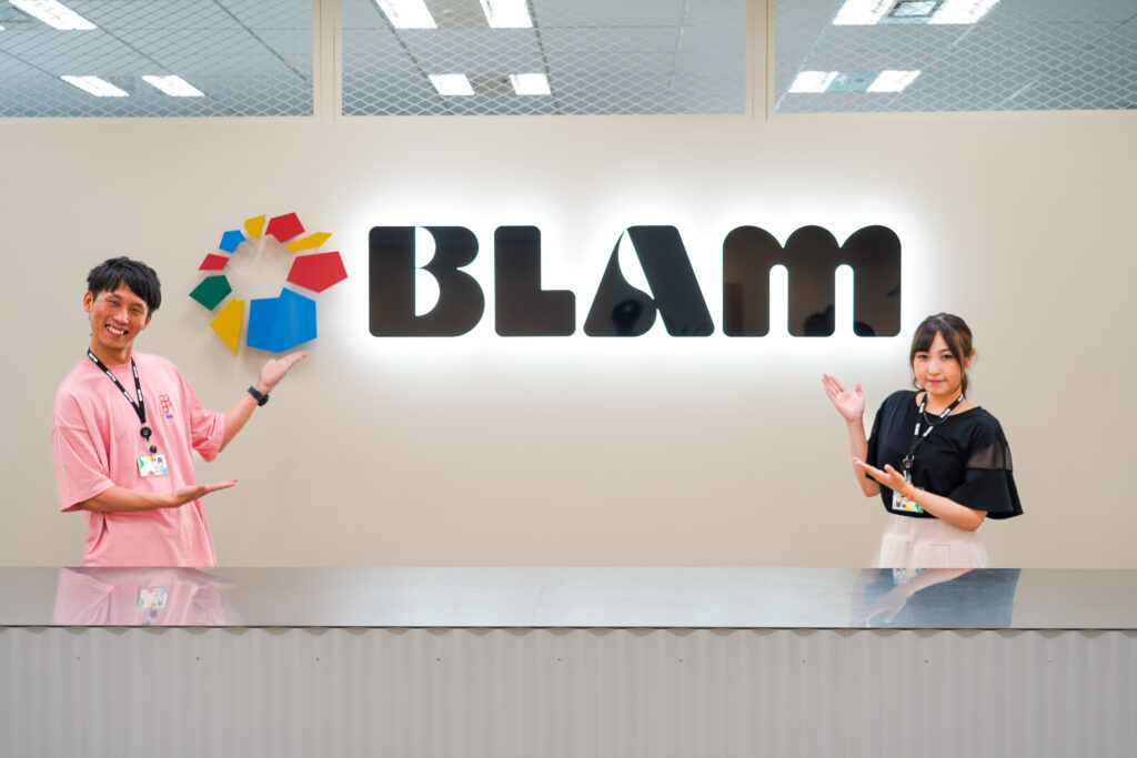 株式会社BLAMのオフィス案内人の松井さんと福田さん