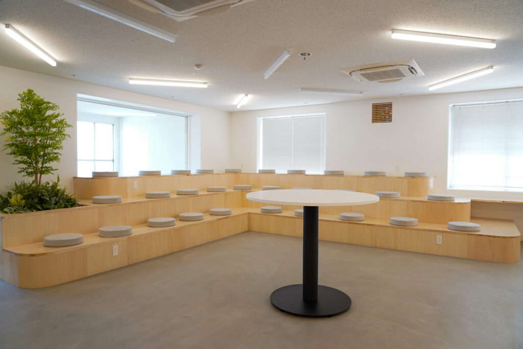 ヒガノ株式会社の階段席