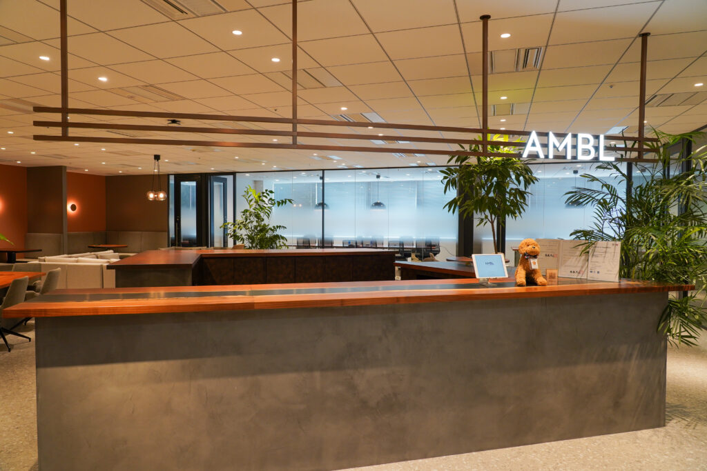 AMBL株式会社のオフィスのエントランス