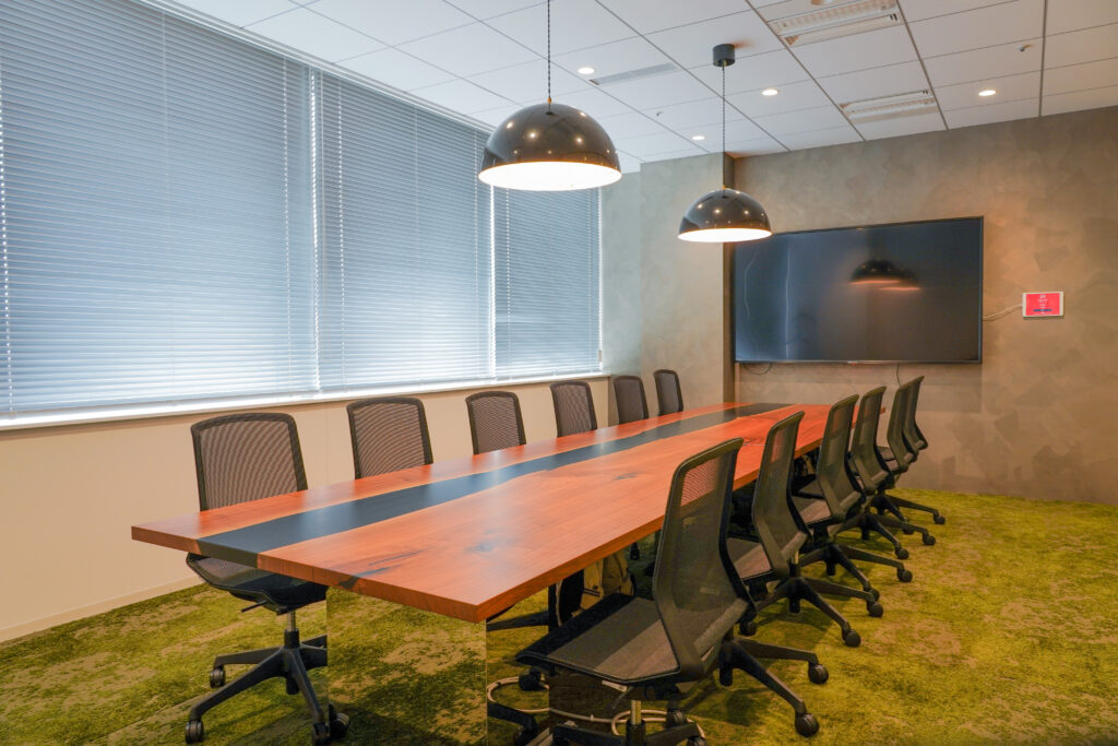 AMBL株式会社のオフィスの会議室1