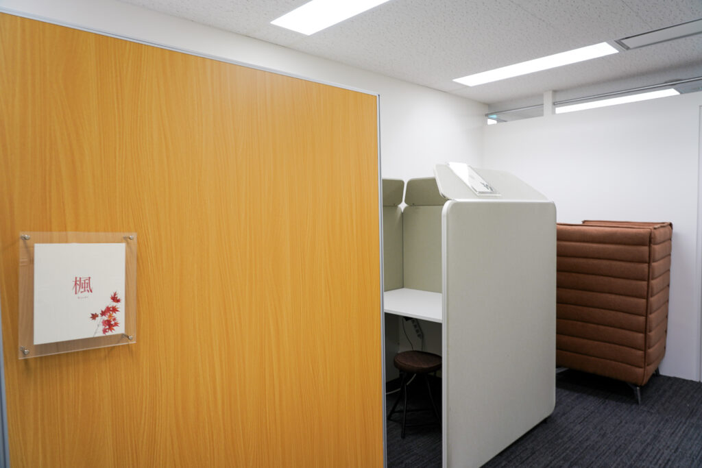 WHITE CROSS株式会社のオフィスのテレワークブース2