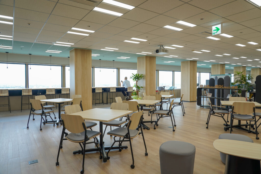 トレイダーズホールディングス株式会社のオフィスのカフェエリア