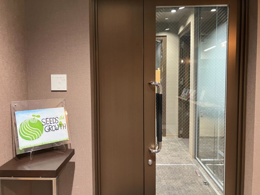 シーズアンドグロース株式会社に飾られている、代表の母が描いた企業ロゴのイラスト
