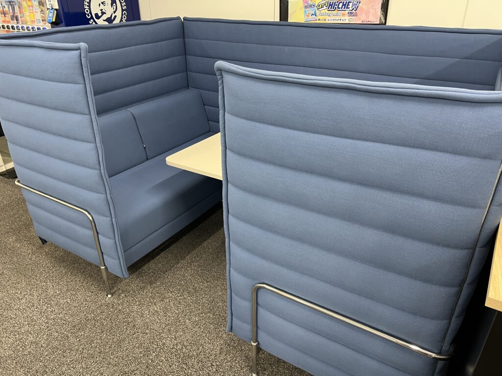 studio15株式会社の半個室会議室スペース